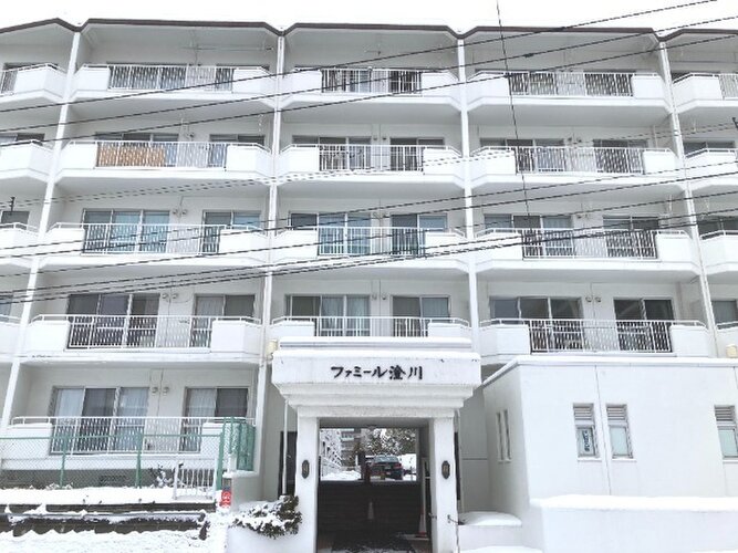 統一した色調でデザインされたマンションは周囲と調和した景観を生み出しています。