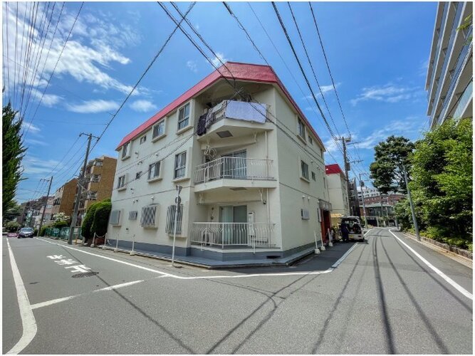 桜新町駅まで徒歩8分。都市生活の利便性と充実感を得られる立地に佇んでいます。