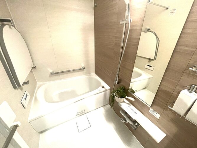 お風呂に求める心地良い癒しの時間のために、機能性とデザイン性に重点を置き、寛ぎの空間を演出しました。 お風呂に求める心地良い癒しの時間のために、機能性とデザイン性に重点を置き、寛ぎの空間を演出しました。