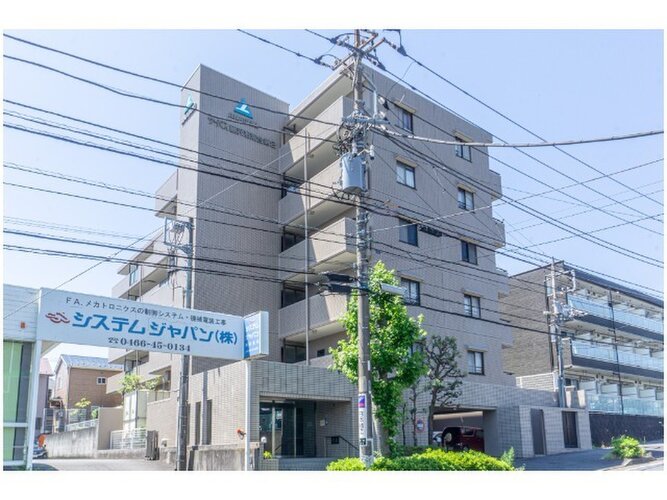 陽だまりの中でそよ風を感じる快適な空間。青空の下にその落ち着きのある外観を描き出します。 陽だまりの中でそよ風を感じる快適な空間。青空の下にその落ち着きのある外観を描き出します。