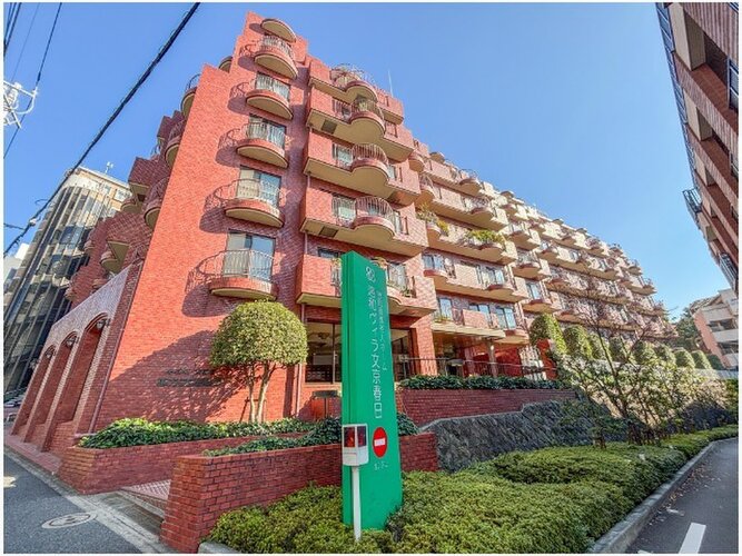 陽だまりの中でそよ風を感じる快適な空間。青空の下にその落ち着きのある外観を描き出します。 陽だまりの中でそよ風を感じる快適な空間。青空の下にその落ち着きのある外観を描き出します。