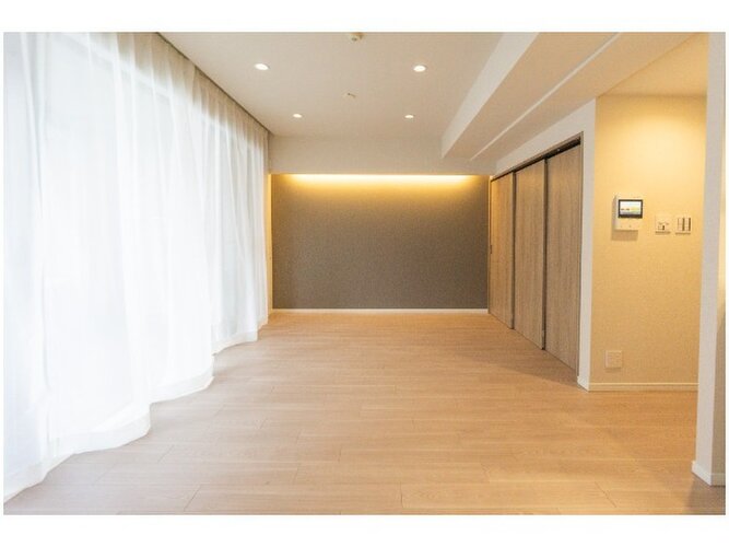 広さ約15帖の落ち着いた雰囲気のLDK。伸びやかな空間の中で、ゆったりとしたひとときを過ごせそうです。