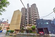 伸びやかな印象を受けるマンションです。暮らす人の快適さを考えた街並みに溶け込んだ色調の住まい。 伸びやかな印象を受けるマンションです。暮らす人の快適さを考えた街並みに溶け込んだ色調の住まい。