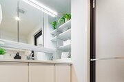Panasonic製洗面化粧台を新しく設置した洗面室。白を基調とした清潔感溢れるデザインの洗面化粧台です。