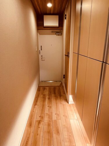 玄関 ・天井まで高さのあるシューズボックスの下から伸びるフットライトが、足元を包み込んでくれます。 玄関 ・天井まで高さのあるシューズボックスの下から伸びるフットライトが、足元を包み込んでくれます。
