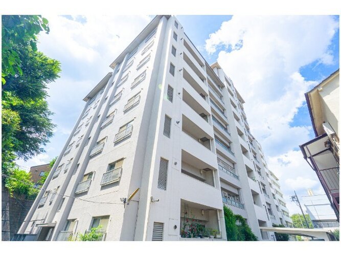 統一した色調でデザインされたマンションは周囲と調和した景観を生み出しています。 統一した色調でデザインされたマンションは周囲と調和した景観を生み出しています。