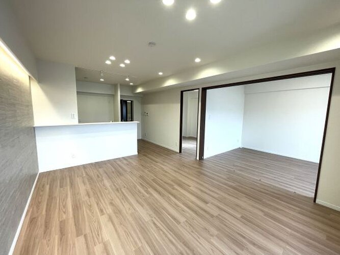 広々とした開放感を感じるLDK。思い思いに憩いの場所を作り上げていけそうです。 広々とした開放感を感じるLDK。思い思いに憩いの場所を作り上げていけそうです。