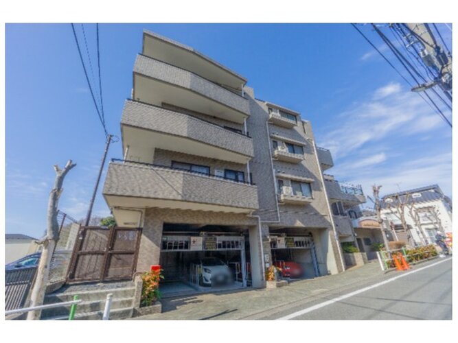 統一した色調でデザインされたマンションは周囲と調和した景観を生み出しています。 統一した色調でデザインされたマンションは周囲と調和した景観を生み出しています。