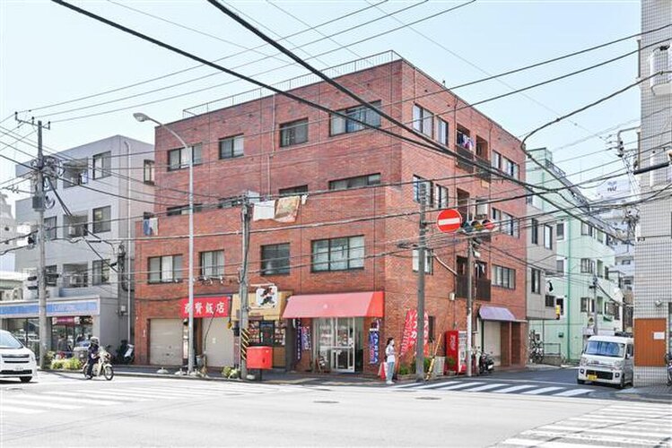 横浜ブルーライン「伊勢佐木長者町」駅まで徒歩8分。都市機能の利便性を感じられる立地に建つマンションです。