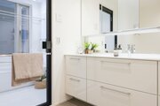 入浴後の豊かな時間を演出し、心からくつろげるプライベートスペースの洗面化粧室です。三面鏡裏、足元のキャビネットなど収納スペースがたっぷりです。