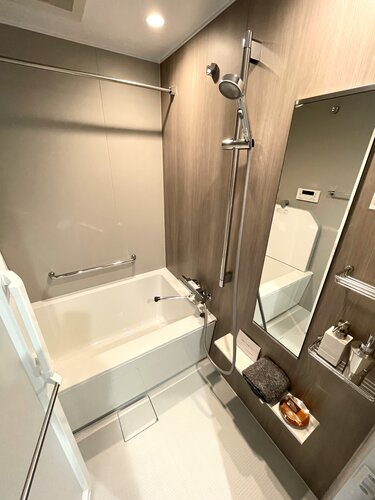 【浴室】保温浴槽を採用し、お湯の温かさが長持ち。帰宅時間が異なる日でも、いつでもあたたかなバスタイムを楽しめます。一日の疲れをゆったりと癒せる、くつろぎの空間です。 【浴室】保温浴槽を採用し、お湯の温かさが長持ち。帰宅時間が異なる日でも、いつでもあたたかなバスタイムを楽しめます。一日の疲れをゆったりと癒せる、くつろぎの空間です。