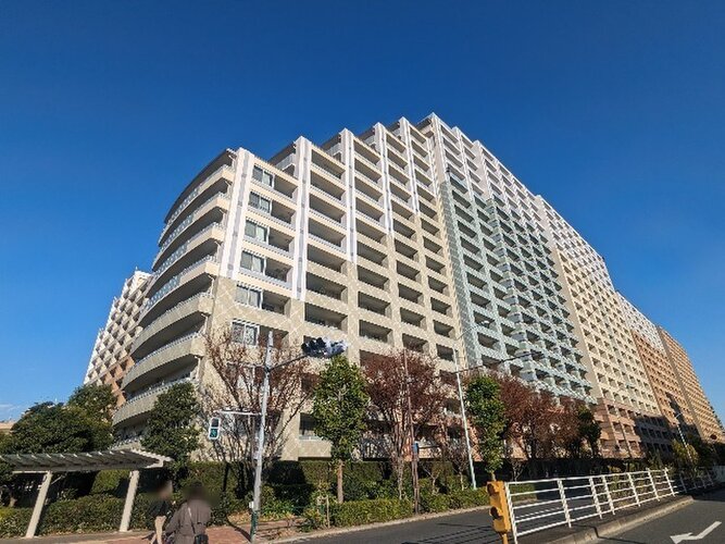 陽だまりの中でそよ風を感じる快適な空間。青空の下にその落ち着きのある外観を描き出します。 陽だまりの中でそよ風を感じる快適な空間。青空の下にその落ち着きのある外観を描き出します。