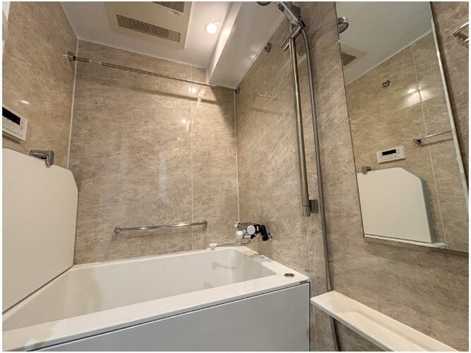 ナチュラルな壁面デザインのユニットバス。ゆったりと寛げて、心と体が芯まで温まります。 ナチュラルな壁面デザインのユニットバス。ゆったりと寛げて、心と体が芯まで温まります。