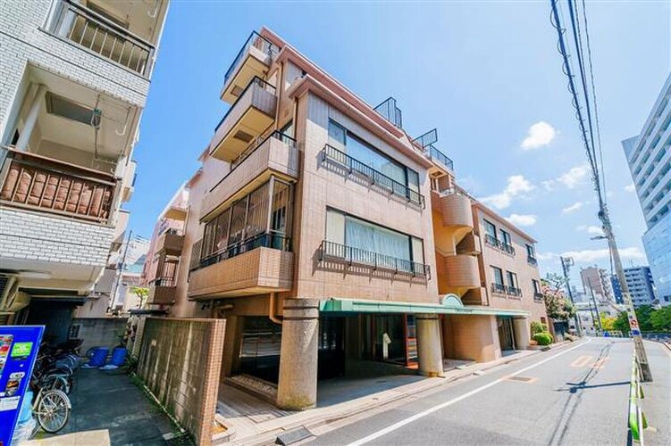 千石まで徒歩3分。日常生活便利な立地に佇むマンションです。平成元年築の新耐震住戸。 千石まで徒歩3分。日常生活便利な立地に佇むマンションです。平成元年築の新耐震住戸。