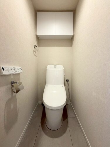 トイレ　＊トイレトペーパー等の収納に便利な吊戸棚あり＊