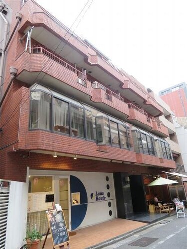 「表参道」駅からも徒歩6分。周辺はコンビニや飲食店が充実しています。 「表参道」駅からも徒歩6分。周辺はコンビニや飲食店が充実しています。