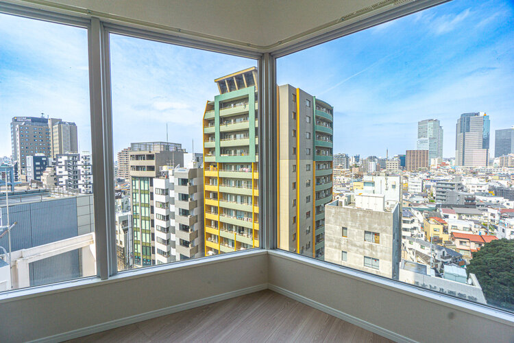 窓の大きなリビングからの眺め