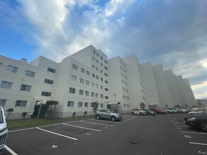 統一した色調でデザインされたマンションは周囲と調和した景観を生み出しています。 統一した色調でデザインされたマンションは周囲と調和した景観を生み出しています。