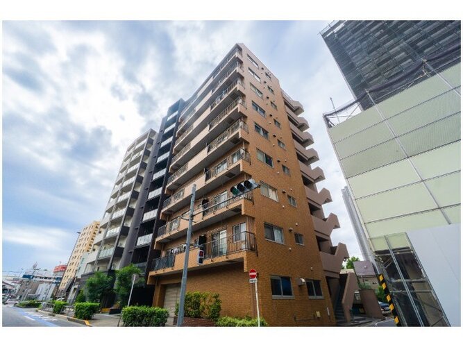 五反野駅まで徒歩9分。都市生活の利便性と充実感を得られる立地に佇んでいます。 五反野駅まで徒歩9分。都市生活の利便性と充実感を得られる立地に佇んでいます。