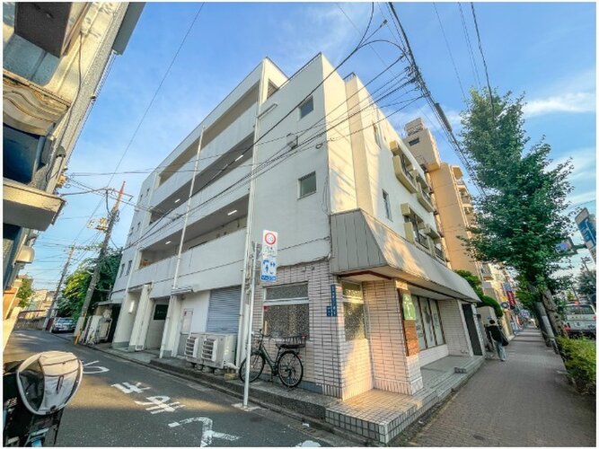 どこか余裕を感じさせるシャープなフォルムで佇む外観は、晴天の空と合わせる事で堂々たる趣を見せます。 どこか余裕を感じさせるシャープなフォルムで佇む外観は、晴天の空と合わせる事で堂々たる趣を見せます。