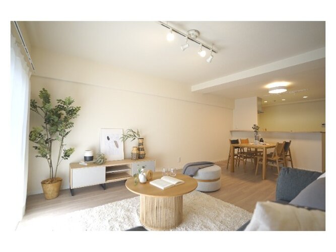 お部屋の形が綺麗なリビングの為、テーブルやソファなどの家具を一通り置くことができそうです♪