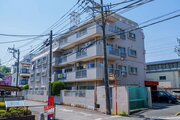 陽だまりの中でそよ風を感じる快適な空間。青空の下にその落ち着きのある外観を描き出します。 陽だまりの中でそよ風を感じる快適な空間。青空の下にその落ち着きのある外観を描き出します。