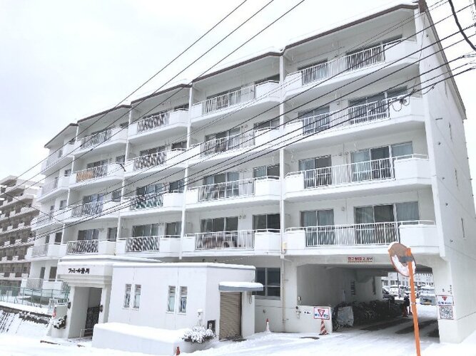 統一した色調でデザインされたマンションは周囲と調和した景観を生み出しています。