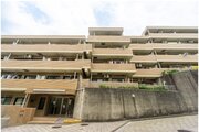 弘明寺駅まで徒歩13分。都市生活の利便性と充実感を得られる立地に佇んでいます。 弘明寺駅まで徒歩13分。都市生活の利便性と充実感を得られる立地に佇んでいます。