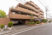 閑静な住宅街に佇むマンション。柔らかい色調とマットな素材が穏やかな雰囲気を奏でます。 閑静な住宅街に佇むマンション。柔らかい色調とマットな素材が穏やかな雰囲気を奏でます。