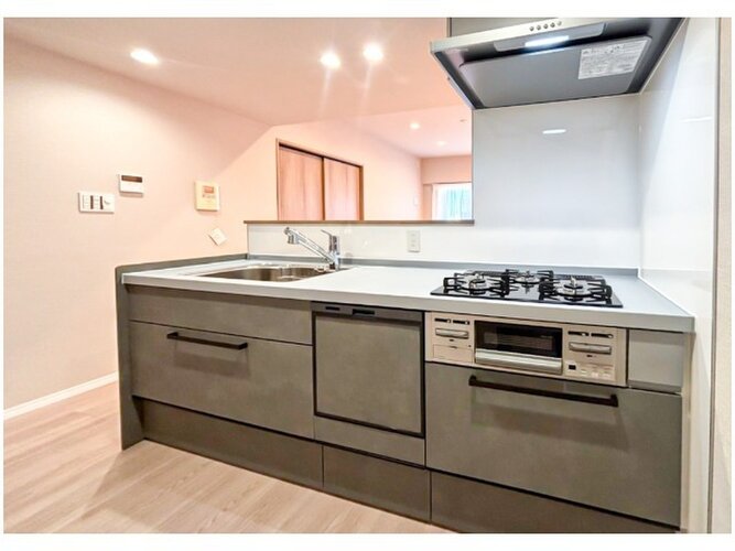 リビングダイニングとスムーズに繋がる対面式キッチン。 リビングダイニングとスムーズに繋がる対面式キッチン。