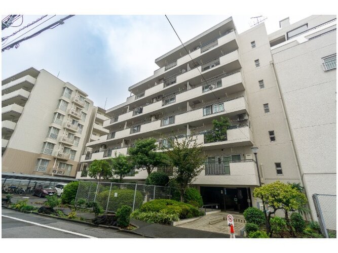 閑静な住宅街に佇むマンション。柔らかい色調とマットな素材が穏やかな雰囲気を奏でます。