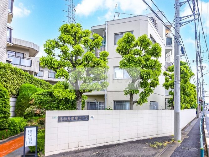 隙のないフォルムを包み込む植栽に囲まれたマンション。綺麗に手入れされております。 隙のないフォルムを包み込む植栽に囲まれたマンション。綺麗に手入れされております。
