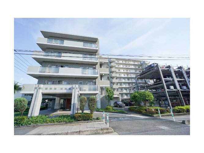 閑静な住宅街に佇むマンション。柔らかい色調とマットな素材が穏やかな雰囲気を奏でます。時の流れに色あせることのない瀟洒な外観。朝晩、1年365日、様々な表情を見せます。