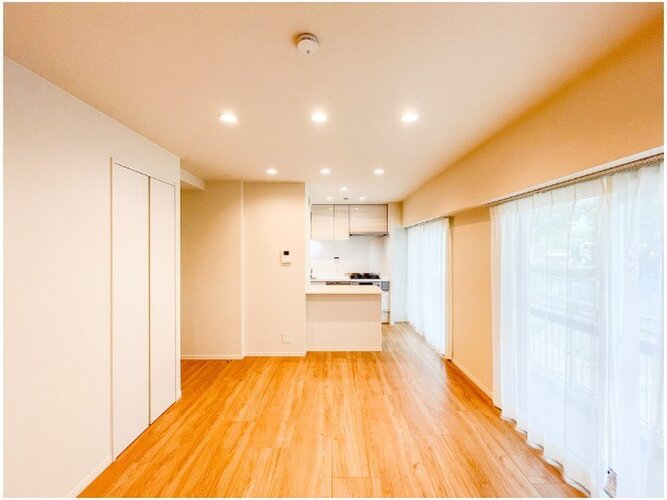 お部屋の形が綺麗なリビングの為、テーブルやソファなどの家具を一通り置くことができそうです♪ お部屋の形が綺麗なリビングの為、テーブルやソファなどの家具を一通り置くことができそうです♪