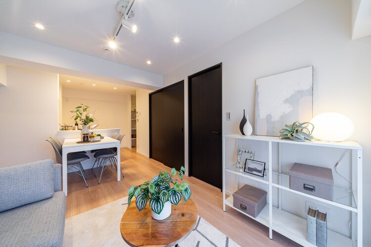 心地よい自然光と風が舞い込み、穏やかでのびやかな時間がながれるお部屋です。スマートでナチュラルな内装はどんなインテリアも受け止める柔軟性が魅力です。 心地よい自然光と風が舞い込み、穏やかでのびやかな時間がながれるお部屋です。スマートでナチュラルな内装はどんなインテリアも受け止める柔軟性が魅力です。