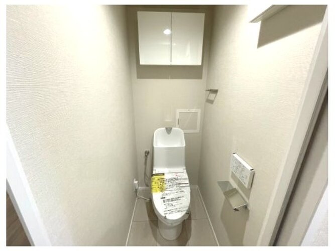 ホワイトカラーを基調とし、清潔感のある空間に仕上がりました。人気のウォシュレットタイプを採用♪