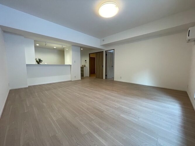 広々とした開放感を感じるLDK。思い思いに憩いの場所を作り上げていけそうです。 広々とした開放感を感じるLDK。思い思いに憩いの場所を作り上げていけそうです。