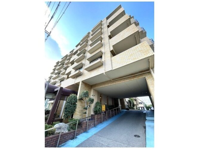 統一した色調でデザインされたマンションは周囲と調和した景観を生み出しています。