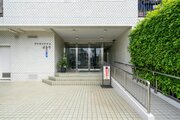玄関前の共有スペースはゆとりのある内廊下設計です。雨天時にも外気の影響を受ける心配がありません。 玄関前の共有スペースはゆとりのある内廊下設計です。雨天時にも外気の影響を受ける心配がありません。