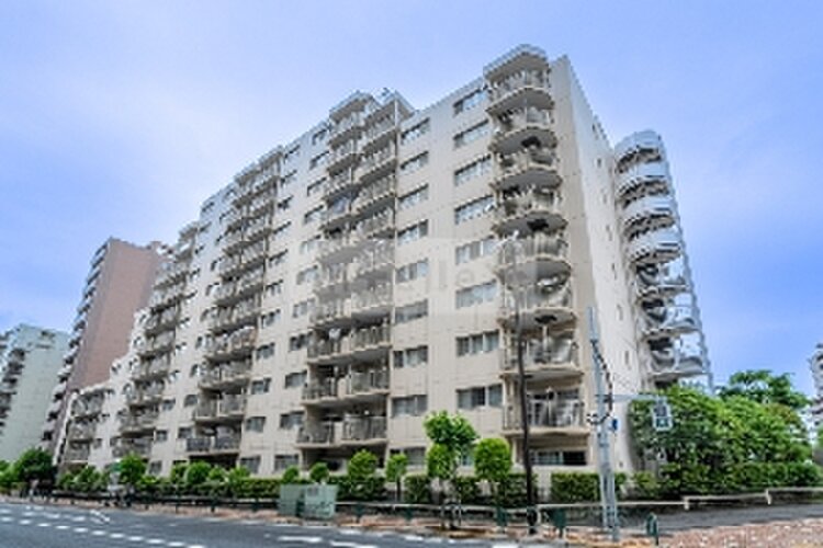 鮮やかな緑を効果的に纏った外観。爽やかな風がそよぐ心温まるお部屋へ優しく誘います。 鮮やかな緑を効果的に纏った外観。爽やかな風がそよぐ心温まるお部屋へ優しく誘います。