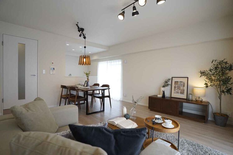 陽だまりの中でそよ風を感じる快適な空間。青空の下にその落ち着きのある外観を描き出します。 陽だまりの中でそよ風を感じる快適な空間。青空の下にその落ち着きのある外観を描き出します。