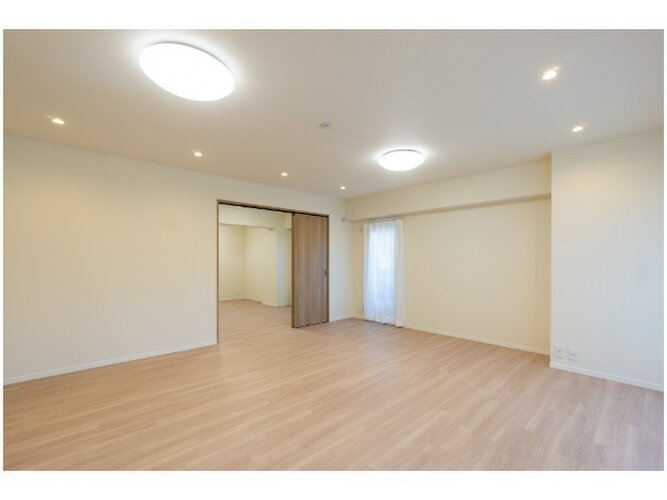 お部屋の形が綺麗なリビングの為、テーブルやソファなどの家具を一通り置くことができそうです♪ お部屋の形が綺麗なリビングの為、テーブルやソファなどの家具を一通り置くことができそうです♪
