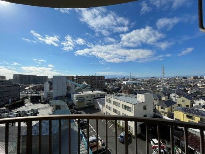 目の前に大きく広がる空。思わず深呼吸したくなる気持ちのよい眺望です。 目の前に大きく広がる空。思わず深呼吸したくなる気持ちのよい眺望です。