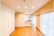 お部屋の形が綺麗なリビングの為、テーブルやソファなどの家具を一通り置くことができそうです♪ お部屋の形が綺麗なリビングの為、テーブルやソファなどの家具を一通り置くことができそうです♪