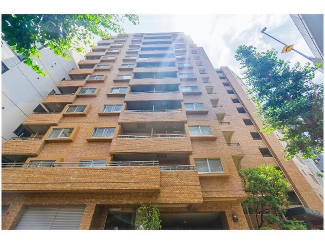 五反田駅まで徒歩11分。都市生活の利便性と充実感を得られる立地に佇んでいます。 五反田駅まで徒歩11分。都市生活の利便性と充実感を得られる立地に佇んでいます。