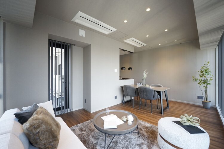 建物全体の雰囲気と合わせた色調と素材のリノベーション。居心地よくホッととできる空間です。