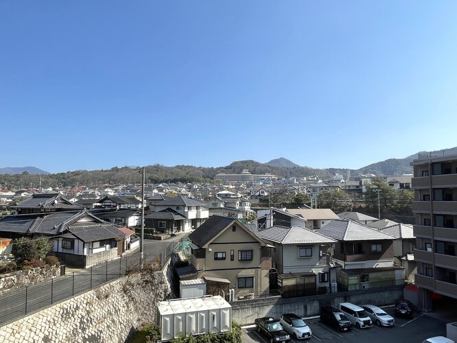 開放的な眺望と、光あふれる室内。機能性と心地よさを兼ね備えたこの住まいで、ゆとりある毎日をはじめてみませんか。 開放的な眺望と、光あふれる室内。機能性と心地よさを兼ね備えたこの住まいで、ゆとりある毎日をはじめてみませんか。