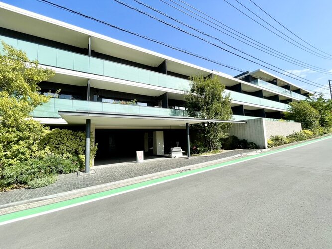 広大な敷地をこれでもか！と使っているマンションです。