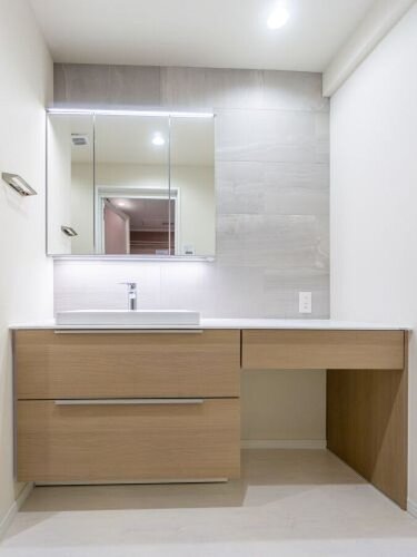 使いやすい収納たっぷりな洗面化粧台。身だしなみチェックや肌のお手入れも捗ります。