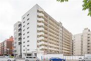 東京メトロ丸ノ内線「新宿三丁目」駅まで徒歩9分。都市機能の利便性を感じられる立地に建つマンションです。 東京メトロ丸ノ内線「新宿三丁目」駅まで徒歩9分。都市機能の利便性を感じられる立地に建つマンションです。